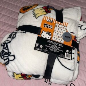 Hello Kitty White and Yellow Plush Blanket